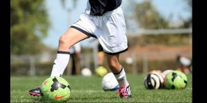 Cách đá bóng bật tường để luyện phản xạ và di chuyển